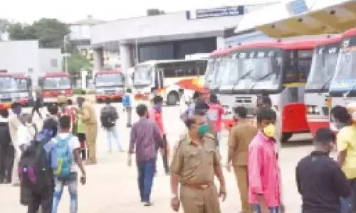 Karnataka: परिवहन कर्मचारियों ने निलंबन-बकाया भुगतान को लेकर सरकार की आलोचना की