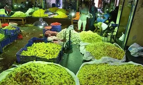 Tamil Nadu : कोयम्बेडु बाजार में फूलों की कीमतों में तेजी से वृद्धि