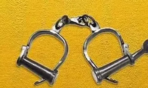 फर्जी पुलिस पहचान पत्र: आभूषण की दुकान का मालिक गिरफ्तार फर्जी पुलिस पहचान पत्र: आभूषण की दुकान का मालिक गिरफ्तार