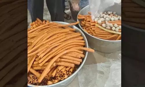 कश्मीर की खाद्य श्रृंखला उजागर: 2500 कबाब, 150 किलो गोश्तबा, 1000 किलो असुरक्षित मांस जब्त कश्मीर की खाद्य श्रृंखला उजागर: 2500 कबाब, 150 किलो गोश्तबा, 1000 किलो असुरक्षित मांस जब्त