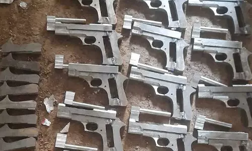 Patna: मिनी गन फैक्ट्री का खुलासा