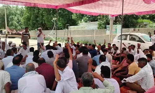 Sirsa : चौटाला के ग्रामीणों ने क्षतिग्रस्त सड़कों को लेकर प्रदर्शन किया Sirsa : चौटाला के ग्रामीणों ने क्षतिग्रस्त सड़कों को लेकर प्रदर्शन किया