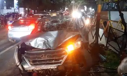 MP : ग्वालियर में पुलिस नाम की प्लेट लगी कार ने बाइक और ई-रिक्शा को टक्कर मारी MP : ग्वालियर में पुलिस नाम की प्लेट लगी कार ने बाइक और ई-रिक्शा को टक्कर मारी