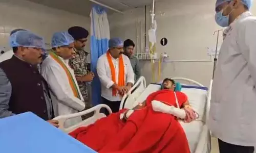 IED ब्लास्ट में घायल युवक से मिले गृहमंत्री विजय शर्मा, वीडियो