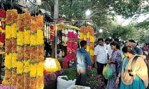 Doddaballapura : त्योहार के लिए खरीदारी की होड़ Doddaballapura : त्योहार के लिए खरीदारी की होड़