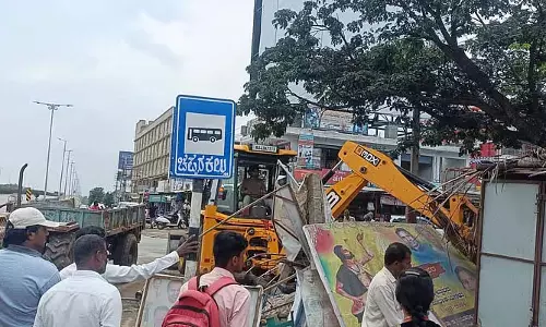 Devanahalli : चप्पाराक्कल्लू सर्कल में अनधिकृत दुकान को हटाया गया