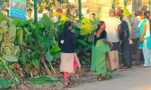 वर महालक्ष्मी उत्सव; खंडहर में बाज़ार