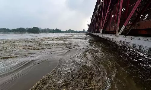 यमुना का जलस्तर चेतावनी से ऊपर, दिल्ली में बाढ़ का खतरा बढ़ा यमुना का जलस्तर चेतावनी से ऊपर, दिल्ली में बाढ़ का खतरा बढ़ा