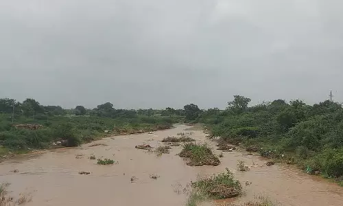 Badami : मूसलाधार बारिश के कारण खड्डों में बाढ़ आ गई है Badami : मूसलाधार बारिश के कारण खड्डों में बाढ़ आ गई है