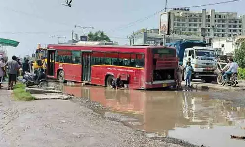 Mohali की सड़कों पर गड्ढे में फंसी बस पर मीम्स की बाढ़ Mohali की सड़कों पर गड्ढे में फंसी बस पर मीम्स की बाढ़