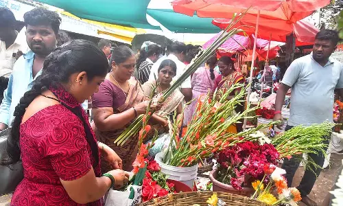 वरमहालक्ष्मी उत्सव: फूल, फल महंगे; खरीदारी तेज है