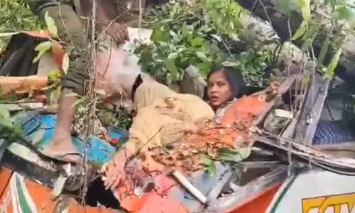 महिला का वीडियो सामने आया, कहा- यहां जिंदगी मौत का सवाल है और आप वीडियो बना रहे हैं...