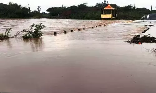 पुल पर पानी भर गया: यातायात बाधित