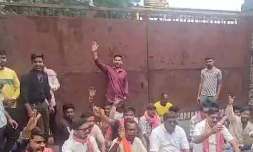 उरला में मजदूर की हत्या, फैक्ट्री के गेट के सामने बदमाशों ने उतारा मौत के घाट उरला में मजदूर की हत्या, फैक्ट्री के गेट के सामने बदमाशों ने उतारा मौत के घाट