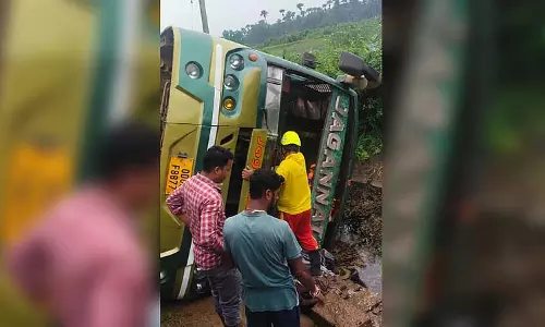 Odisha के ढेंकनाल जिले में बस पलटने से 20 से अधिक यात्री घायल Odisha के ढेंकनाल जिले में बस पलटने से 20 से अधिक यात्री घायल