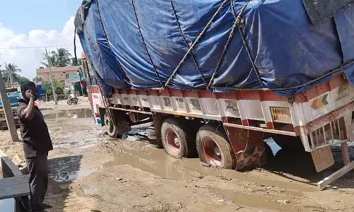 सड़क निर्माण कार्य धीमा; यातायात जाम