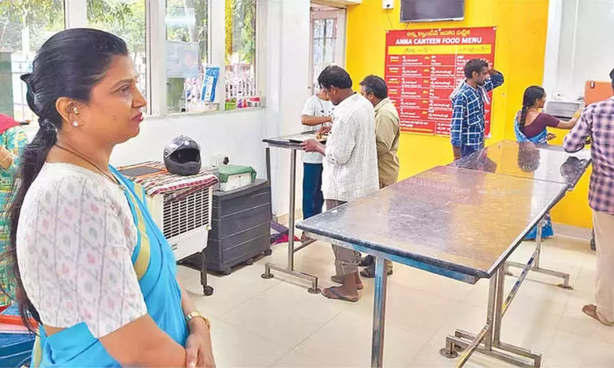 Tamil Nadu: कलेक्टर ने अन्ना कैंटीन का निरीक्षण किया