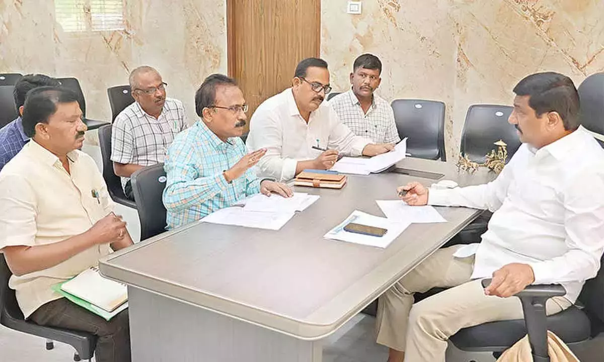 Tamil Nadu: जनार्दन ने किसानों को पर्याप्त यूरिया उपलब्ध कराने का आश्वासन दिया Tamil Nadu: जनार्दन ने किसानों को पर्याप्त यूरिया उपलब्ध कराने का आश्वासन दिया