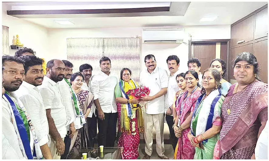 स्थायी समिति चुनावों में YSRCP उम्मीदवार की जीत TDP, BJP और JSP के बीच मेलजोल की कमी का संकेत स्थायी समिति चुनावों में YSRCP उम्मीदवार की जीत TDP, BJP और JSP के बीच मेलजोल की कमी का संकेत