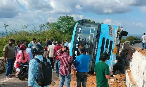 Karnataka: चामुंडी हिल रोड पर बस पलटी Karnataka: चामुंडी हिल रोड पर बस पलटी
