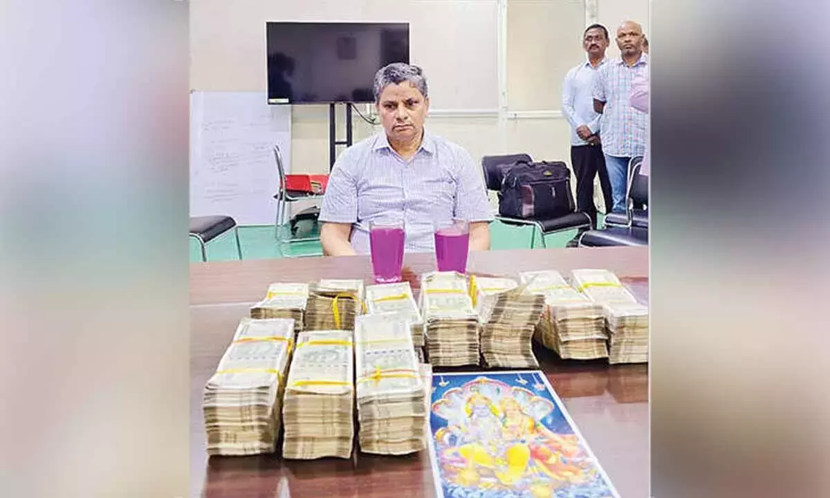 Andhra: आदिवासी कल्याण विभाग के मुख्य अभियंता 25 लाख रुपये की रिश्वत लेते पकड़े गए Andhra: आदिवासी कल्याण विभाग के मुख्य अभियंता 25 लाख रुपये की रिश्वत लेते पकड़े गए