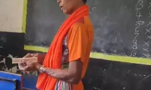 अनुशासन भूल गए प्रधान पाठक, चड्डा में ही आ गया स्कूल