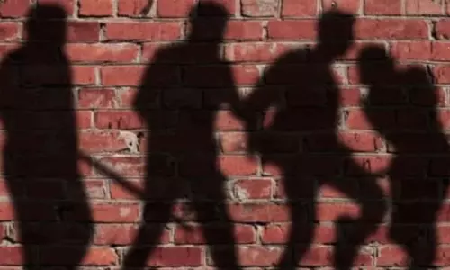 युवक की पिटाई कर पैसे और सोना लूटने के आरोप में तीन लोग हिरासत में