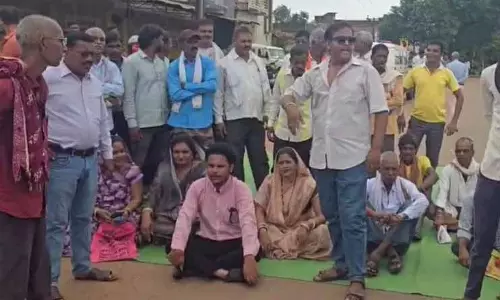 बालोद-दुर्ग हाईवे में आवागमन ठप, किसानों ने किया चक्काजाम बालोद-दुर्ग हाईवे में आवागमन ठप, किसानों ने किया चक्काजाम