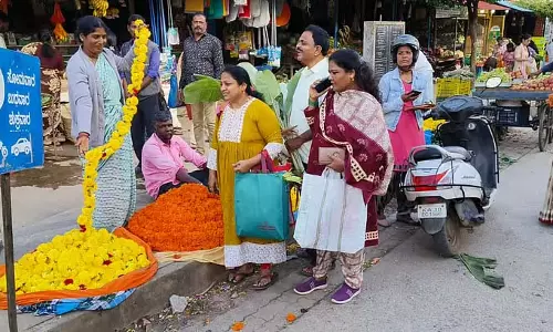 वरमहालक्ष्मी पूजा: शहर में तैयारियां जोरों पर वरमहालक्ष्मी पूजा: शहर में तैयारियां जोरों पर
