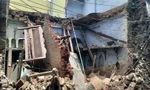 मकान और दीवारों के गिरने से दो लोग घायल, लाखों का नुकसान मकान और दीवारों के गिरने से दो लोग घायल, लाखों का नुकसान