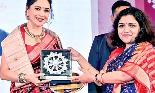 Odisha : हथकरघा परिधानों की ब्रांड एंबेसडर बनीं माधुरी Odisha : हथकरघा परिधानों की ब्रांड एंबेसडर बनीं माधुरी