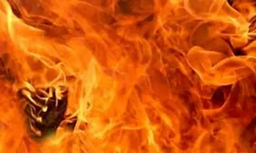Vijayawada : पार्किंग क्षेत्र में आग लगने से सात बाइकें जलीं