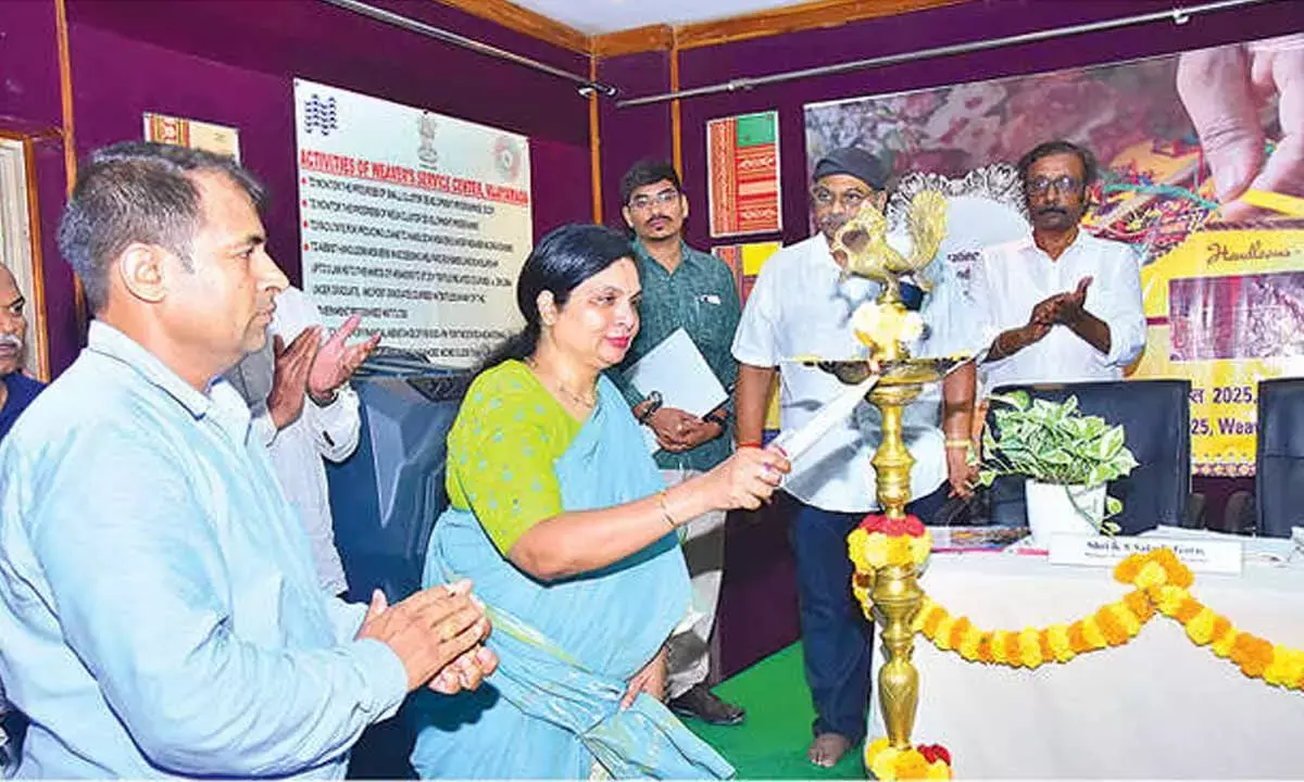 Andhra: बुनकर सेवा केंद्र ने राष्ट्रीय हथकरघा दिवस मनाया