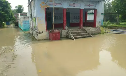 Baliya: बाढ़ से बलिया की पढ़ाई ठप, स्कूल-कॉलेजों में पानी भरा Baliya: बाढ़ से बलिया की पढ़ाई ठप, स्कूल-कॉलेजों में पानी भरा