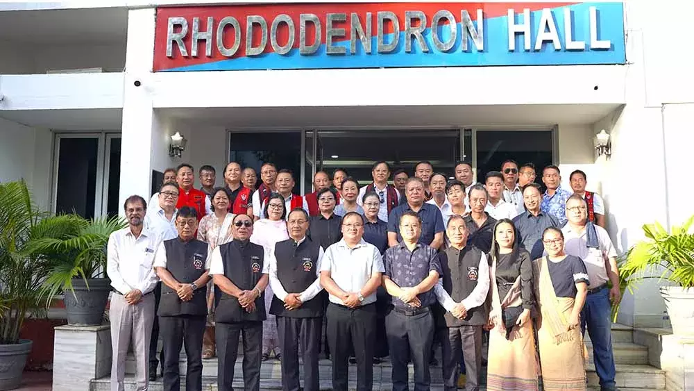 Dimapur ने निवर्तमान पुलिस आयुक्त केविथुतो सोफी को विदाई दी Dimapur ने निवर्तमान पुलिस आयुक्त केविथुतो सोफी को विदाई दी