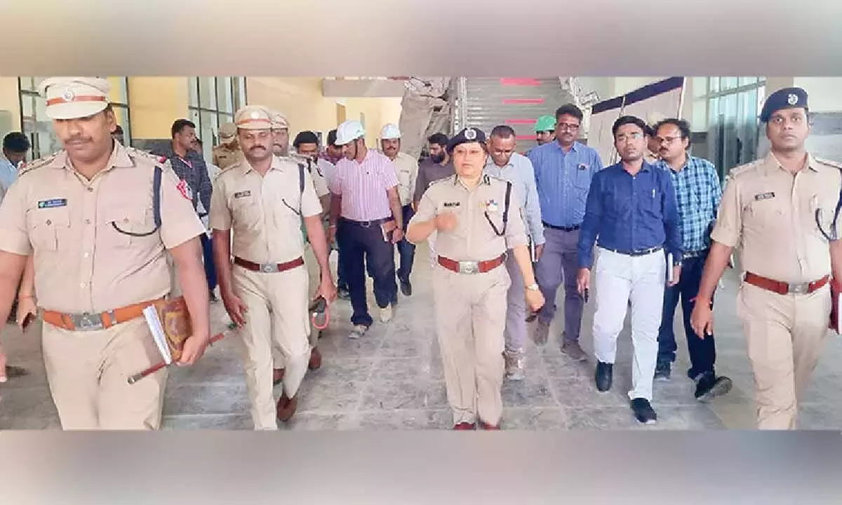 Andhra: पुनर्विकास के बीच तिरुपति रेलवे स्टेशन की सुरक्षा की समीक्षा की गई Andhra: पुनर्विकास के बीच तिरुपति रेलवे स्टेशन की सुरक्षा की समीक्षा की गई