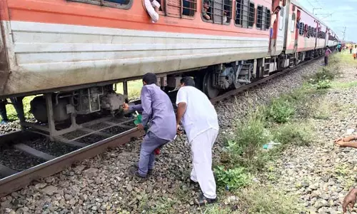 Andhra : नेल्लोर जिले में गंगा-कावेरी एक्सप्रेस में आग लग गई Andhra : नेल्लोर जिले में गंगा-कावेरी एक्सप्रेस में आग लग गई