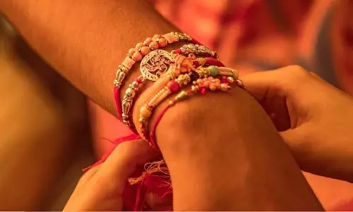 डेंगू से मरे भाई की कलाई पर बहन ने बांधी राखी डेंगू से मरे भाई की कलाई पर बहन ने बांधी राखी