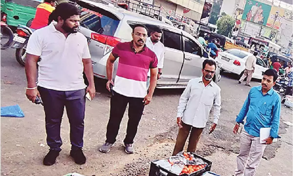 सब्जी मंडी से अतिक्रमण हटाएं: एनएमसी प्रमुख