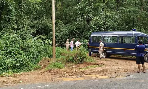 धर्मशाला सामूहिक दफ़न मामला: SIT गवाह-शिकायतकर्ता को नए स्थान पर ले गई, स्पॉट 15 पर गहन तलाशी धर्मशाला सामूहिक दफ़न मामला: SIT गवाह-शिकायतकर्ता को नए स्थान पर ले गई, स्पॉट 15 पर गहन तलाशी
