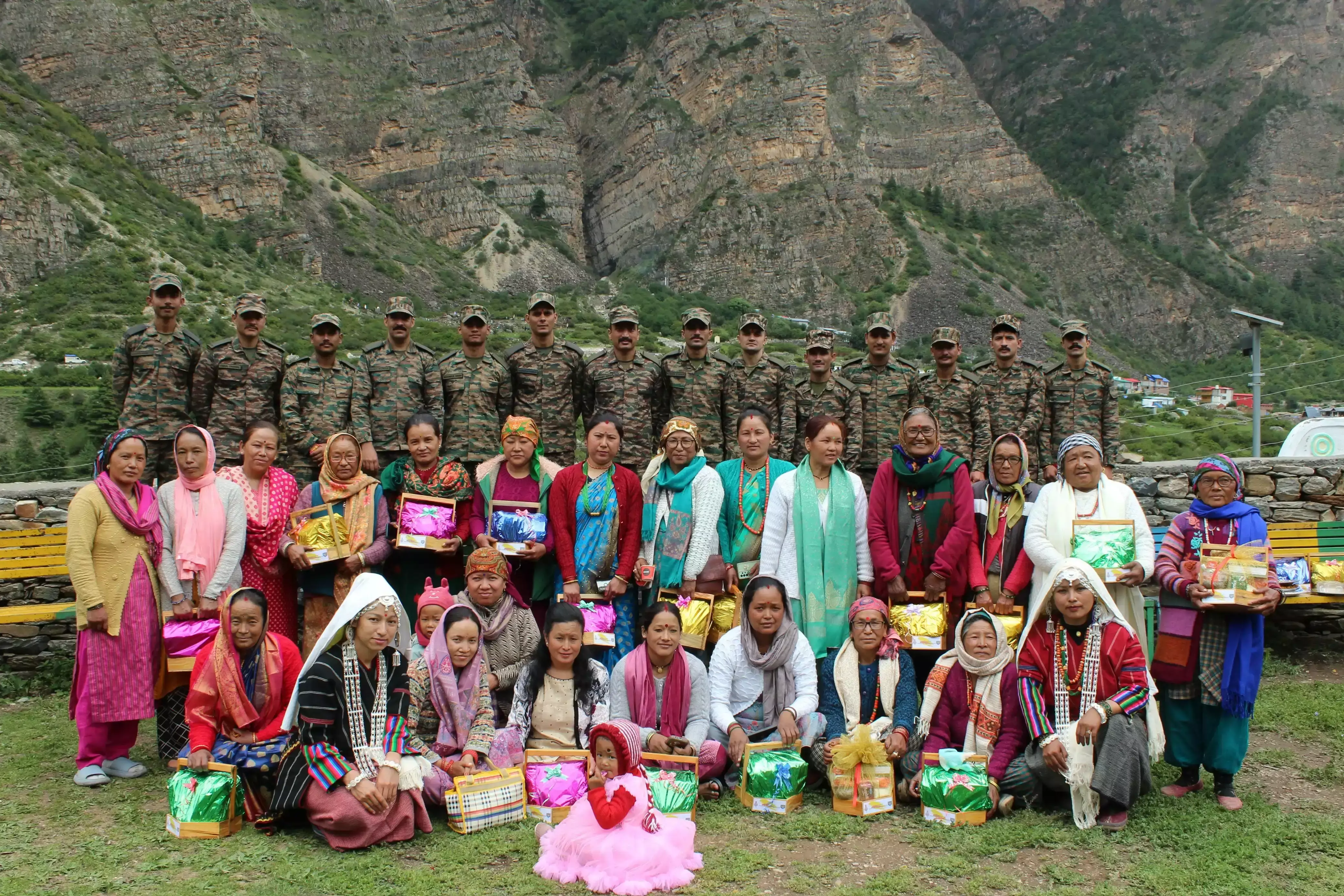 Pithoragarh: बहनों ने सीमा पर पहुंचकर जवानों को बांधी राखी Pithoragarh: बहनों ने सीमा पर पहुंचकर जवानों को बांधी राखी
