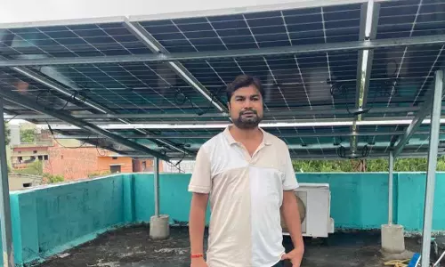 दुबे के घर की छत पर सौर ऊर्जा से चलने वाला पावर प्लांट