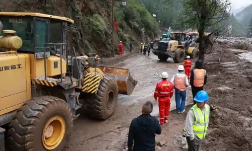 चीन में मूसलाधार बारिश और भूस्खलन से 17 लोगों की मौत, 33 लापता चीन में मूसलाधार बारिश और भूस्खलन से 17 लोगों की मौत, 33 लापता