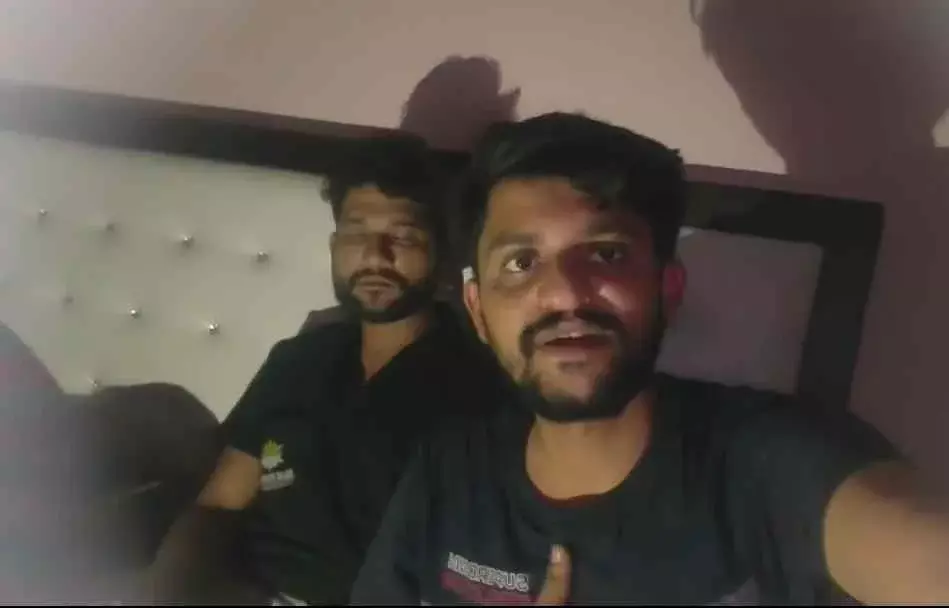 Nainital: रेस्क्यू टीम ने तीन युवकों को जंगल से निकाला Nainital: रेस्क्यू टीम ने तीन युवकों को जंगल से निकाला