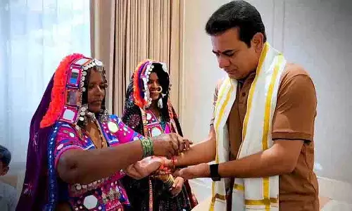 लागाचेरला भूमि संघर्ष में समर्थन के लिए आदिवासी महिलाओं ने KTR को राखी बांधी