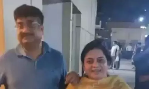 रेस्टोरेंट ने भारतीय पोशाक पर जोड़े को रोका, सोशल मीडिया पर विवाद रेस्टोरेंट ने भारतीय पोशाक पर जोड़े को रोका, सोशल मीडिया पर विवाद