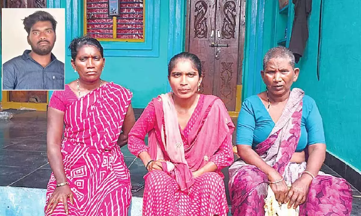 Andhra: महिला ने प्रेमी के घर के बाहर किया प्रदर्शन, लगाया विश्वासघात का आरोप