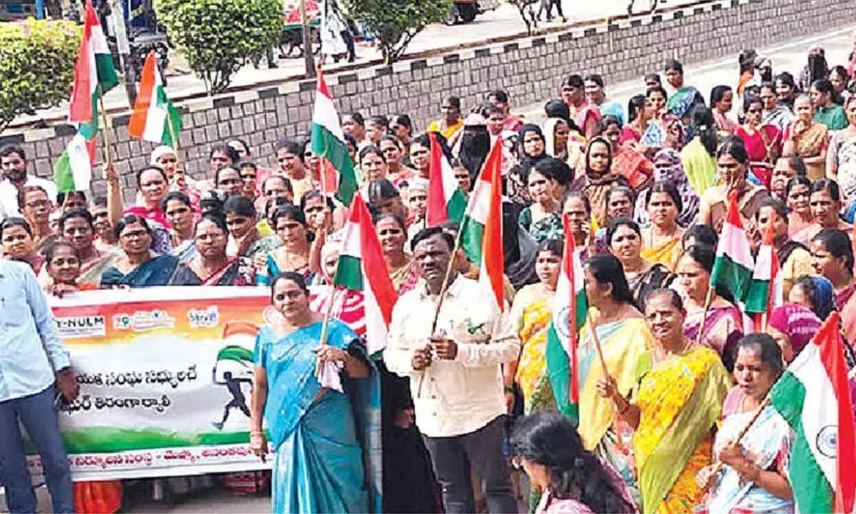 Andhra: अनंतपुर में आयोजित हुई हर घर तिरंगा रैली Andhra: अनंतपुर में आयोजित हुई हर घर तिरंगा रैली