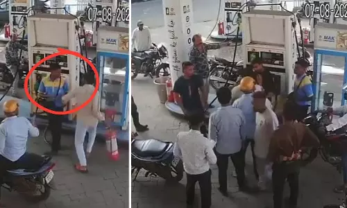 हेलमेट नहीं, ईंधन नहीं: जबलपुर में बिना हेलमेट के युवक ने पेट्रोल पंप कर्मचारी को पीटा हेलमेट नहीं, ईंधन नहीं: जबलपुर में बिना हेलमेट के युवक ने पेट्रोल पंप कर्मचारी को पीटा