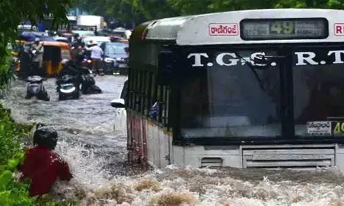 हैदराबाद में बारिश से यातायात व्यवस्था चरमराई, नागरिकों ने GHMC की आलोचना की हैदराबाद में बारिश से यातायात व्यवस्था चरमराई, नागरिकों ने GHMC की आलोचना की